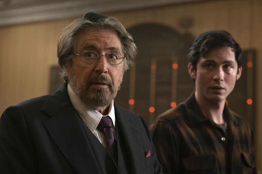 En esta imagen difundida por Amazon Studios, Al Pacino, a la izquierda, y Logan Lerman en una escena de Hunters.&nbsp;
