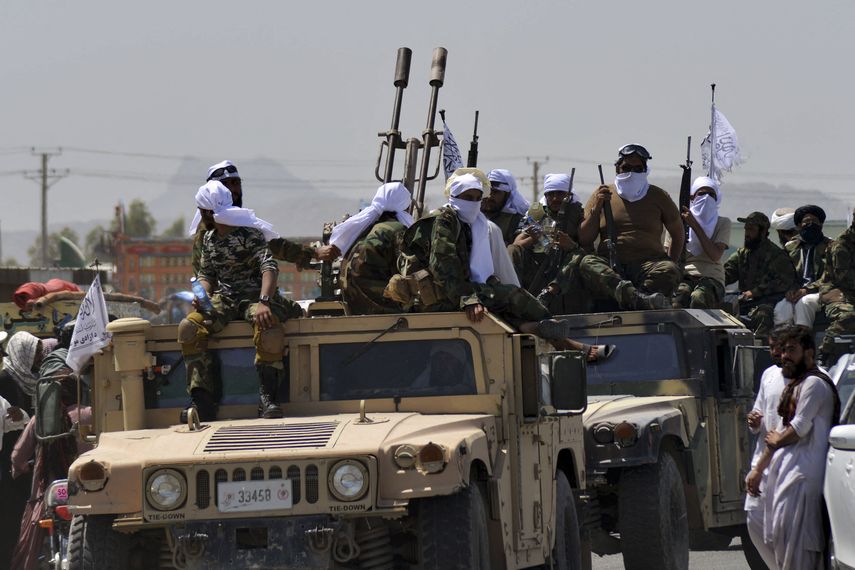 Talibanes desfilan con vehículos militares estadounidenses