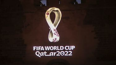 El logotipo del Mundial de 2022 en Qatar se proyecta en la Kasbah de Oudayas, lugar emblemático de Rabat, Marruecos, el martes 3 de septiembre de 2019&nbsp;