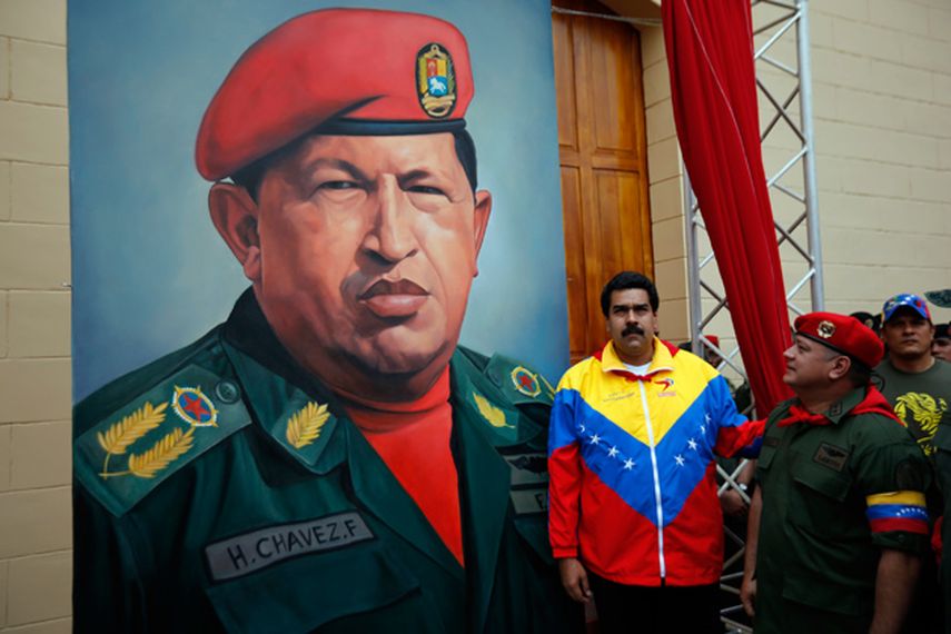Nicolás Maduro, presidente de Venezuela, en compañía de Diosdado Cabello diputado a la Asamblea Nacional, junto al cuadro del fallecido mandatario, Hugo Chávez (CORTESIA) 