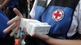 Miembros de la Cruz Roja reparten pastillas potabilizadoras del primer cargamento de ayuda humanitaria que llegó a Venezuela.