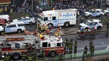 El personal de emergencia se reúne en la entrada de una parada de metro en el distrito de Brooklyn de Nueva York, el martes 12 de abril de 2022. Archivo.