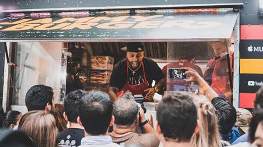 Los invitados recibieron sus propios delantales Jammy Burger para combinar con el artista, junto con una ronda de cervezas Veza Sur por cortesía de Nicky Jam.