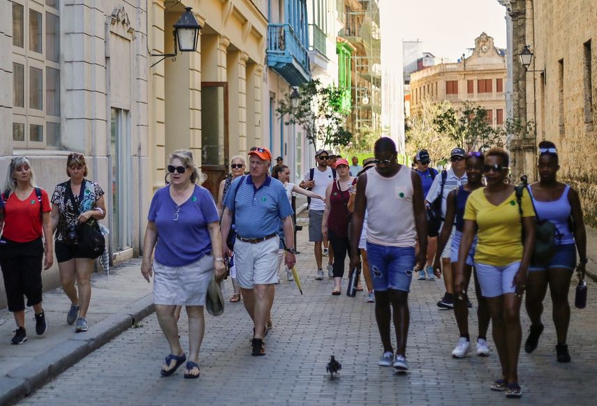 Un grupo de turistas camina por una de las calles de La Habana, Cuba.