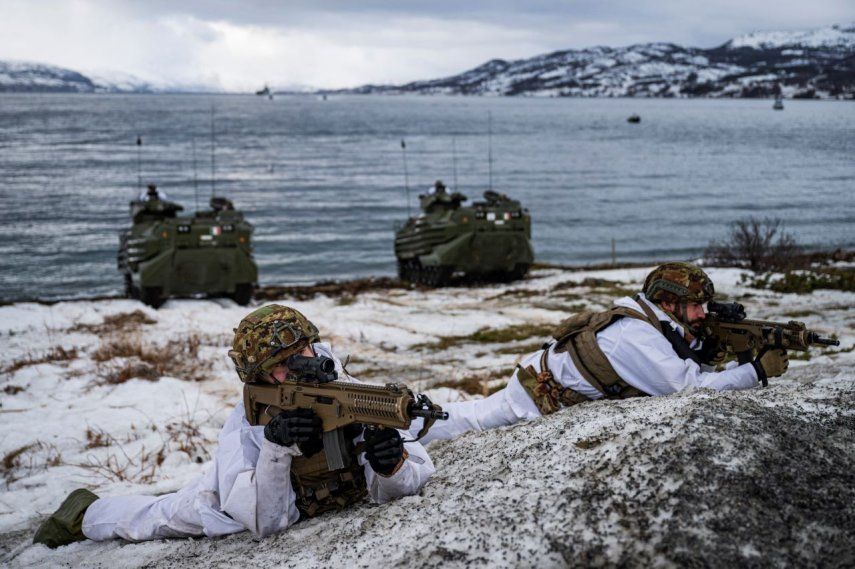 Los marines italianos toman posición durante una demostración de asalto anfibio, parte del ejercicio militar de la OTAN, en el mar cerca de Sorstraumen, sobre el Círculo Polar Ártico en Noruega.