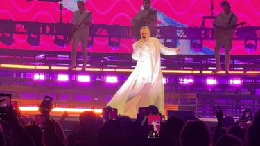 Miguel Bosé cautiva al público en Miami, en un momento íntimo sobre el escenario, conectando con cada nota y emoción de la noche.