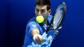 El serbio Novak Djokovic devuelve un tiro del alemán Alexander Zverev en su duelo en la Copa Masters de la ATP, en la Arena O2 de Londres, el viernes 20 de noviembre de 2020 El serbio Novak Djokovic devuelve un tiro del alemán Alexander Zverev en su duelo en la Copa Masters de la ATP, en la Arena O2 de Londres, el viernes 20 de noviembre de 2020