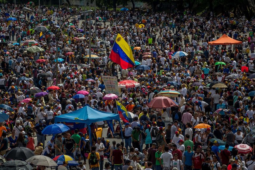 Manifestantes participan del denominado Gran plantón nacional convocado por la oposición este lunes 15 de mayo de 2017, en Caracas, Venezuela.&nbsp;
