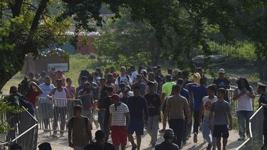 Migrantes, en su mayoría de Venezuela, llegan a un campamento donde las autoridades mexicanas emitirán permisos para que puedan continuar su camino hacia el norte, en San Pedro Tapanatepec, Oaxaca, México, el 5 de octubre de 2022. Mientras los migrantes, especialmente los venezolanos, enfrentan el nuevo desafío que supone la nueva política estadounidense para disuadir que crucen su frontera, la localidad de San Pedro Tapanatepec actúa como anfitrión inesperado de más de 10.000 migrantes acampados muy lejos de la frontera de Estados Unidos.&nbsp;