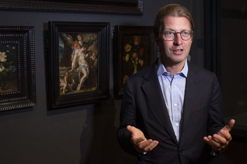 El director del Rijksmuseum Taco Dibbits, junto al &oacute;leo de Bartholomeus Spanger El cuerpo de Cristo sostenido por &aacute;ngeles, habla sobre este regalo que el museo recibi&oacute; de un marchante como homenaje a las v&iacute;ctimas del coronavirus, el lunes 1 de junio de 2020 en &Aacute;msterdam, Holanda.&nbsp;