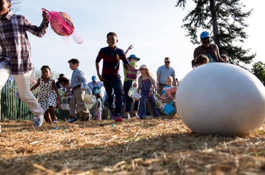 Niños durante la carrera de hacer rodar los huevos en el patio de la Casa Blanca, este lunes 28 de marzo. (WhiteHouse.gov)