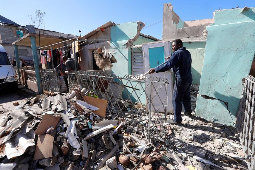 Un hombre saca escombros de su casa, destruida por el tornado que azotó La Habana el 27 de enero de 2019.