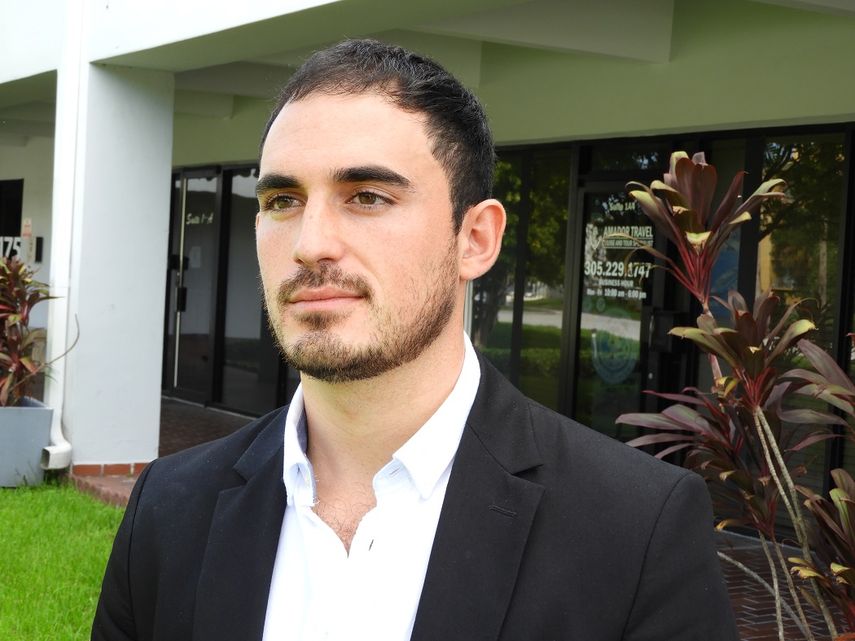Oscar de la Rosa, abogado de origen cubano, se postula para un asiento en el Concejo de Hialeah.