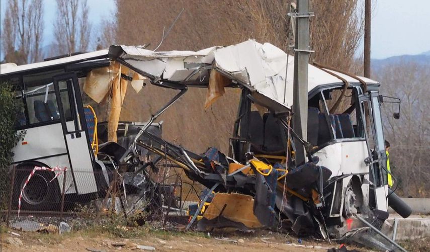 En el autobús viajaban 23 personas, incluida la conductora, que resultó herida de gravedad y todavía no ha sido interrogada.