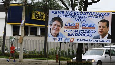 Vista de una valla con publicidad con los dos candidatos presidenciales.&nbsp;