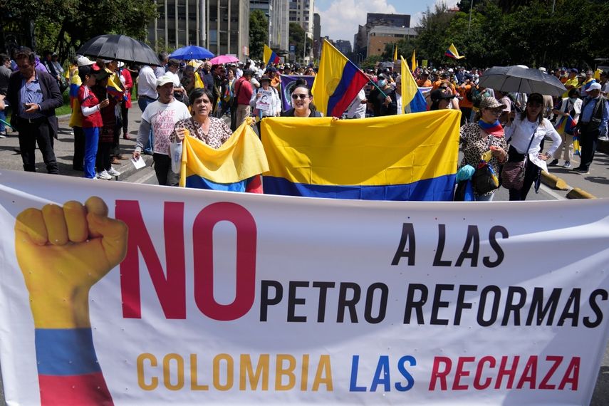 Manifestantes de oposición marchan contra las reformas impulsadas por el gobierno del presidente, Gustavo Petro, en Bogotá, Colombia, el miércoles 6 de marzo de 2024.