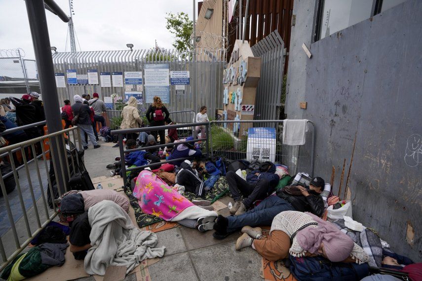 Solicitantes de asilo acampan cerca de la entrada peatonal del puerto de entrada de San Isidro, que une Tijuana, México con San Diego, el jueves 1 de junio de 2023, en Tijuana, México. 