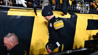Aaron Rodgers, mariscal de campo de los Steelers de Pittsburgh, se marcha tras una derrota en los playoffs de la NFL, el 12 de enero de 2026.