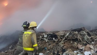 Miembros de la Unidad Humanitaria de Rescate del Ej&eacute;rcito de Rep&uacute;blica Dominicana colaboran desde hace varios d&iacute;as en la extinci&oacute;n del incendio que ha provocado seria contaminaci&oacute;n del medio ambiente en el pa&iacute;s y agravado la situaci&oacute;n sanitaria en medio de la pandemia.