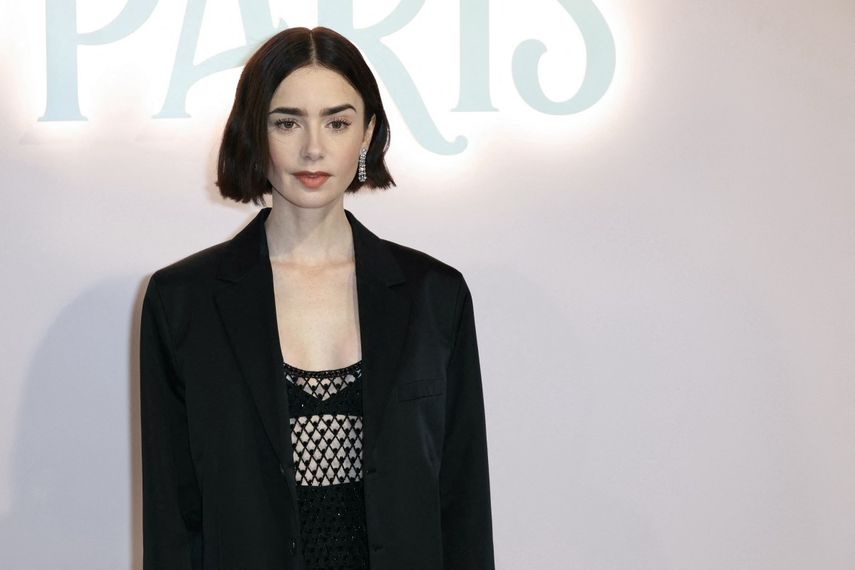 La actriz estadounidense Lily Collins posa durante una sesión fotográfica en el evento de lanzamiento de la segunda parte de la serie de televisión Emily in Paris Saison 4 en La Samaritaine en París, el 12 de septiembre de 2024.&nbsp;