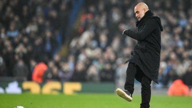 El entrenador español del Manchester City, Pep Guardiola, controla el balón y ahora piensa en su próximo duelo en el Santiago Bernabéu ante el Real Madrid&nbsp;