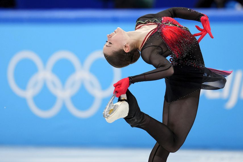 Kamila Valieva, del Comité Olímpico Ruso, compite en el programa libre del patinaje artístico, el lunes 7 de febrero de 2022, en Pekín.&nbsp; &nbsp;&nbsp;