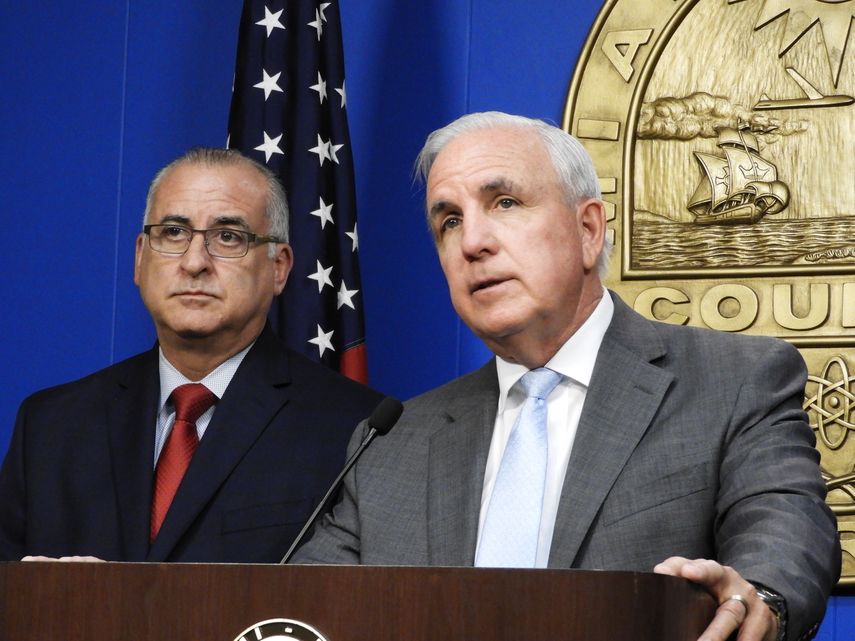 El alcalde Carlos Gim&eacute;nez habla a la prensa, acompa&ntilde;ado por el comisionado Esteban Bovo.