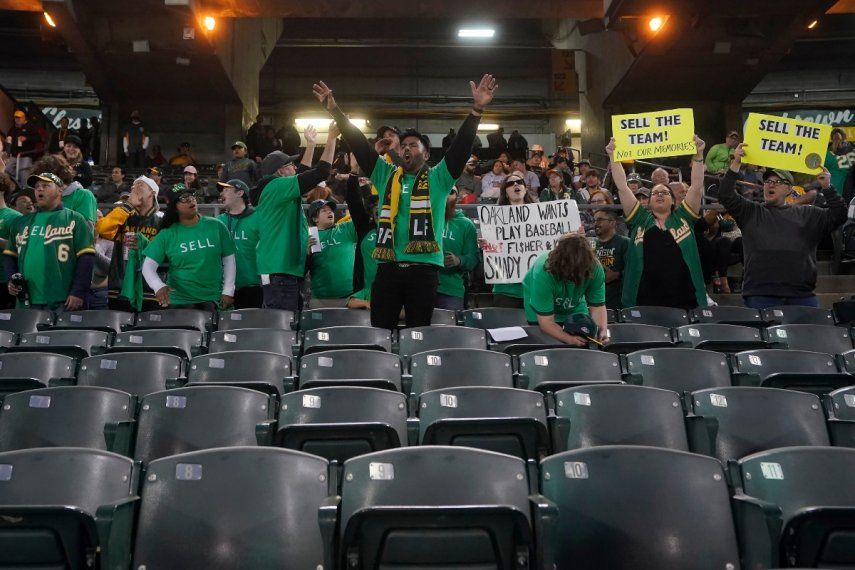 Fanáticos de los Atléticos de Oakland protestan contra la potencial mudanza del equipo a Las Vegas, durante el juego del viernes 28 de abril de 2023, ante los Rojos de Cincinnati.