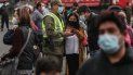 Un oficial de policía verifica los permisos de tránsito de las personas el jueves 1 de abril de 2021 en medio de una cuarentena por la pandemia de coronavirus afuera del Mercado Central, donde los compradores aguardan a comprar pescado para la Semana Santa, en Santiago, Chile. Un oficial de policía verifica los permisos de tránsito de las personas el jueves 1 de abril de 2021 en medio de una cuarentena por la pandemia de coronavirus afuera del Mercado Central, donde los compradores aguardan a comprar pescado para la Semana Santa, en Santiago, Chile.
