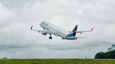 Avión de la aerolínea Latam alza vuelo.
