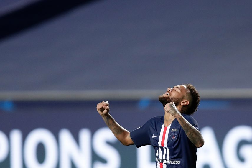 Neymar celebra la clasificación del PSG a la final de la Liga de Campeones por primera vez en la historia del club francés 