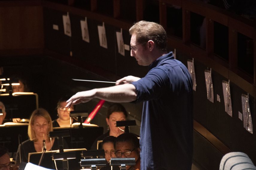 Ram&oacute;n Tebar conduce la orquesta de la Florida Grand Opera.&nbsp;