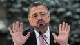 El presidente de Costa Rica, Rodrigo Chaves, gesticula mientras habla durante una conferencia de prensa en la casa presidencial en San José el 1 de octubre de 2025. (Foto de EZEQUIEL BECERRA / AFP)