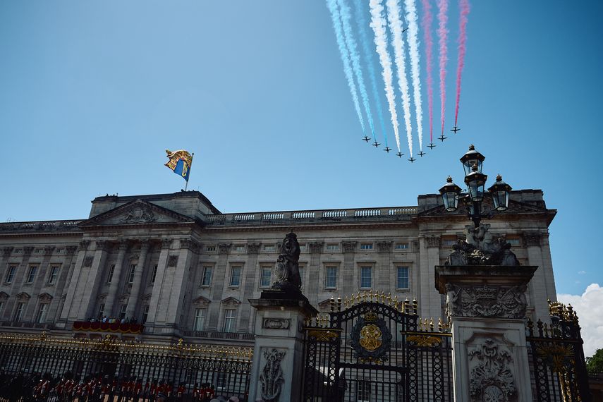 El equipo acrobático de la Real Fuerza Aérea Británica (RAF), las Flechas Rojas, realizan un vuelo sobre el Palacio de Buckingham durante el Desfile del Cumpleaños del Rey Trooping the Colour en Londres el 15 de junio de 2024.