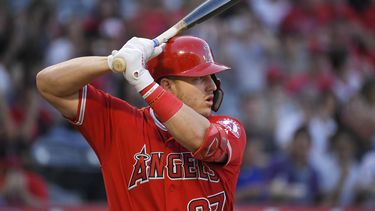 En esta foto del 25 de julio de 2019, Mike Trout de los Angelinos de Los &Aacute;ngeles batea durante un juego ante los Orioles de Baltimore en Anaheim.&nbsp;