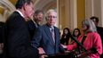 El líder republicano en el Senado, Mitch McConnell, es ayudado por sus compañeros durante una conferencia de prensa, en el Capitolio, en Washington, el miércoles 26 julio de 2023.