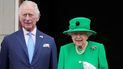 El príncipe Carlos y la reina Isabel II de Inglaterra. 