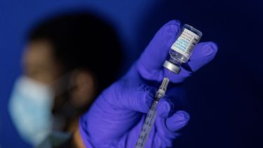 La enfermera Carol Ramsubhag-Carela prepara una inyección con la vacuna contra la viruela símica, en Brooklyn, Nueva York. 