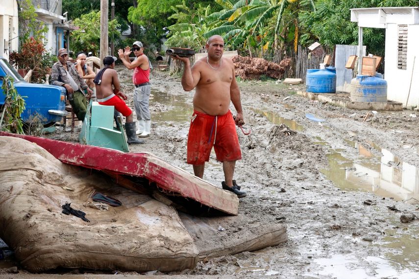 Un hombre camina por una calle cubierta de barro días después del paso del huracán Oscar en Guantánamo, Cuba, el 29 de octubre de 2024.