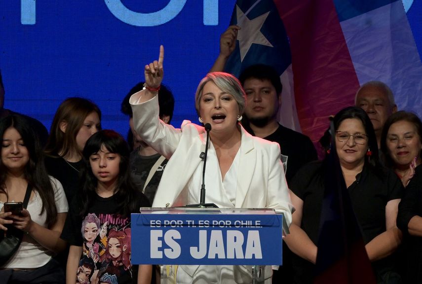 Jeannette Jara, del Partido Comunista de Chile, candidata presidencial de la coalición Unidad por Chile, pronuncia un discurso tras los primeros resultados de la encuesta a boca de urna de las elecciones generales, en Santiago el 16 de noviembre de 2025.