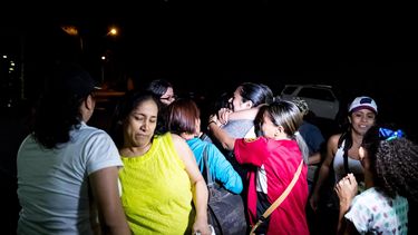 Familiares de Venus Medina y María Pérez las abrazan luego de su liberación, en las inmediaciones de El Helicoide, cárcel del Sebin en Caracas