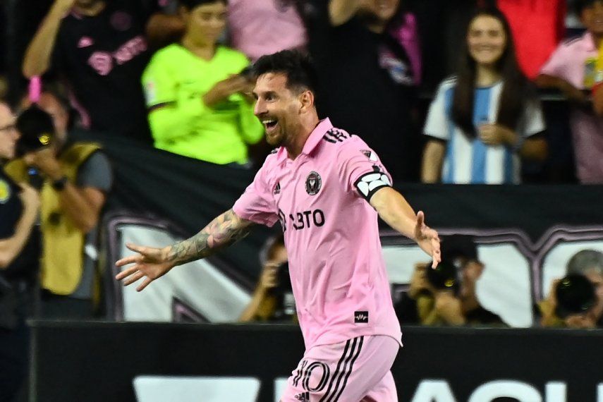 El atacante argentino del Inter Miami, Lionel Messi, celebra después de anotar un gol durante un partido de fútbol del Grupo J de la Leagues Cup.