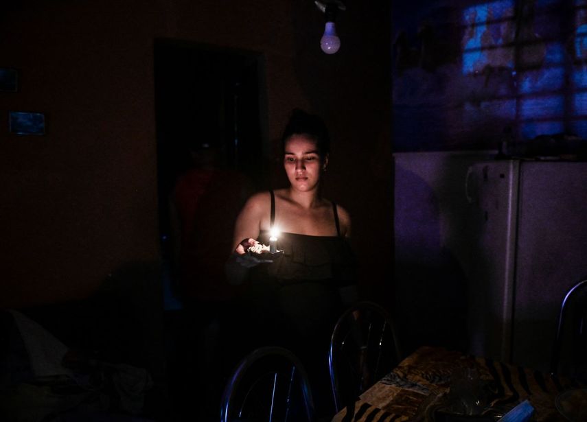 Una mujer sostiene una vela durante un apagón en La Habana, Cuba.