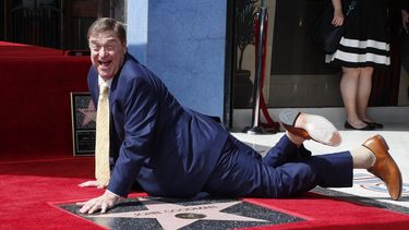 El actor John Goodman posa encima de su estrella en el Paseo de la Fama de Hollywood.&nbsp;