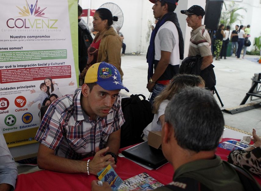 Migrantes venezolanos asisten el martes 18 de septiembre de 2018 a una feria de empleo en Medellín, Colombia.