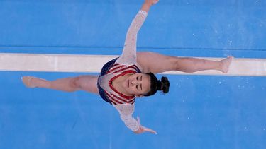 La gimnasta estadounidense Sunisa Lee durante su ejercicio en viga en la final del programa completo individual en los Juegos de Tokio