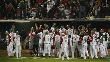Jugadores de Águilas de Méxicali celebran al vencer a Águilas de Zulia