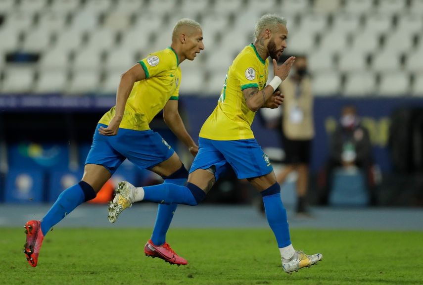 Neymar (derecha), de Brasil, festeja con su compañero Richarlison, luego de conseguir el segundo tanto ante Perú en un encuentro de la Copa América realizado el jueves 17 de junio de 2021 en Río de Janeiro&nbsp;