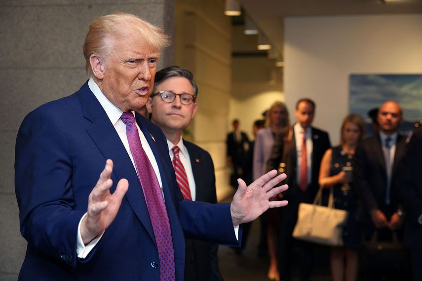 El presidente Donald J. Trump habla con periodistas en el Capitolio junto al líder de la Cámara de Representantes Mike Johnson.