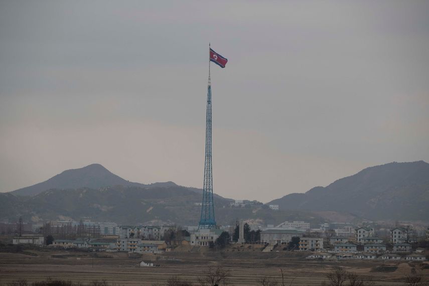 Una bandera de Corea del Norte en la localidad de Gijungdong vista desde un puesto de observación de Corea del Sur, marzo de 2023